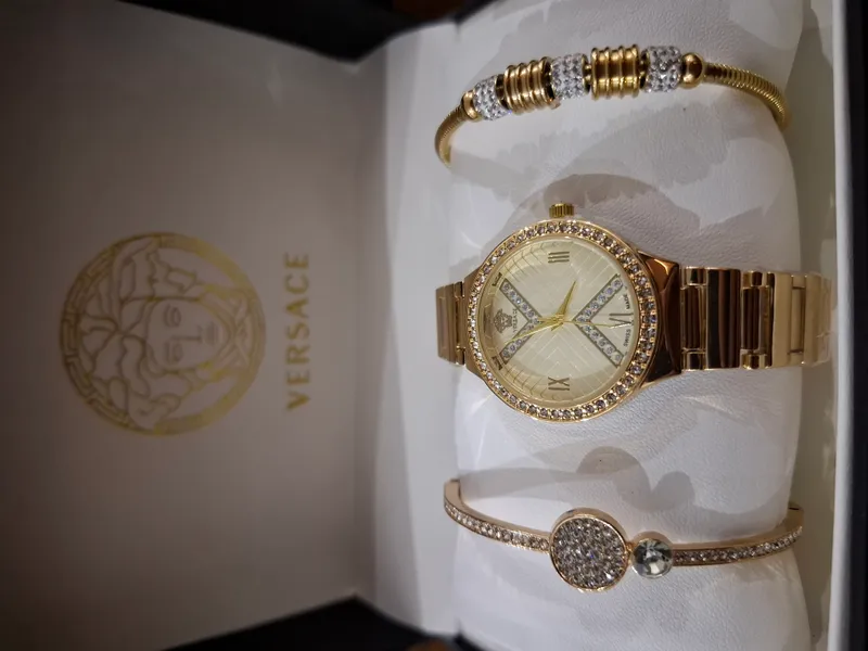 ساعة نسائية Versace